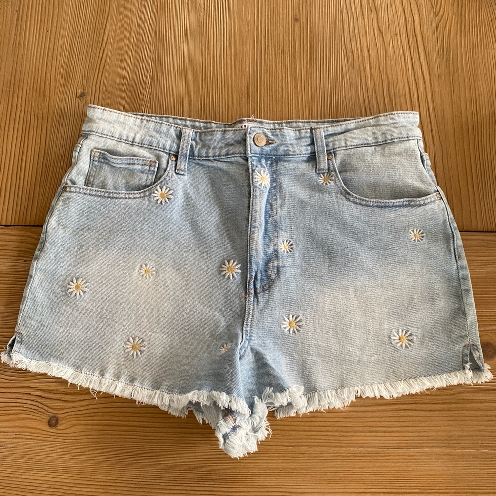 Light Blue celebrity pink Daisy Embroidered Denim Shorts. Size 17/33